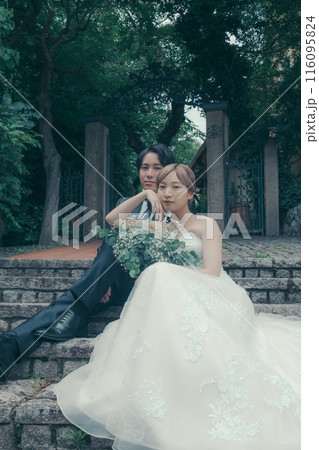 タキシードとウエディングドレスを着た新郎新婦 タキシードとウエディングドレスを着た新郎新婦 116095824