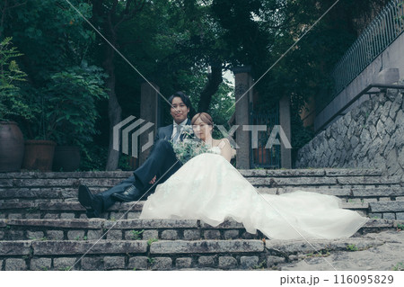 タキシードとウエディングドレスを着た新郎新婦 116095829