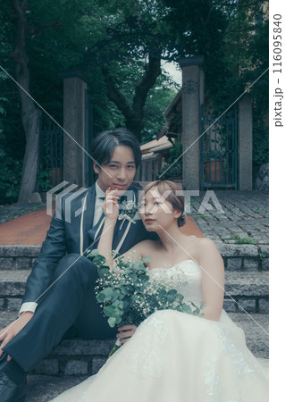 タキシードとウエディングドレスを着た新郎新婦 タキシードとウエディングドレスを着た新郎新婦 116095840