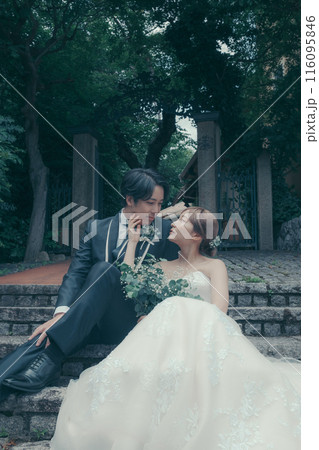 タキシードとウエディングドレスを着た新郎新婦 タキシードとウエディングドレスを着た新郎新婦 116095846