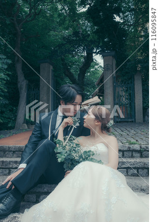 タキシードとウエディングドレスを着た新郎新婦 タキシードとウエディングドレスを着た新郎新婦 116095847
