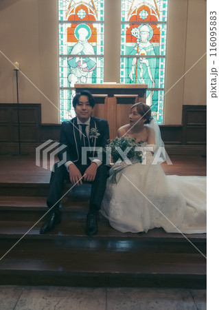 式場で記念写真を撮る新郎新婦 式場で記念写真を撮る新郎新婦 116095883