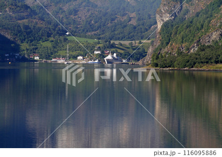 ネーロイフィヨルドの峡谷の麓の家並み ネーロイフィヨルドの峡谷の麓の家並み 116095886