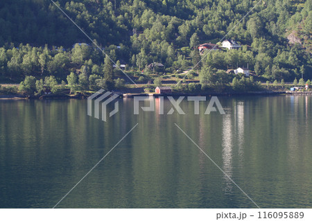 ネーロイフィヨルドの峡谷沿いの家並み ネーロイフィヨルドの峡谷沿いの家並み 116095889