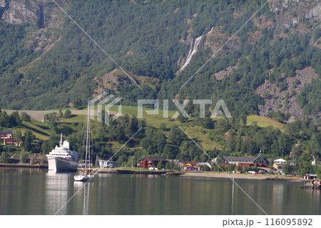 ネーロイフィヨルドの峡谷に停泊中のクルーズ船 116095892