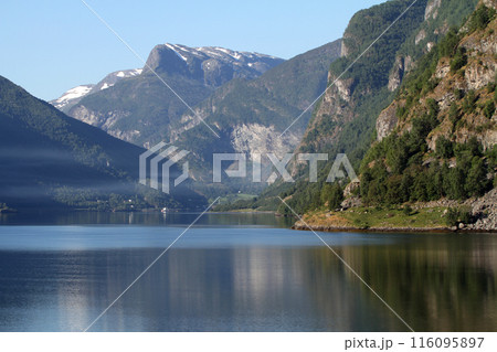 ネーロイフィヨルドの峡谷を船で行く ネーロイフィヨルドの峡谷を船で行く 116095897