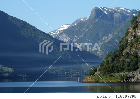 ネーロイフィヨルドの峡谷を船で行く 116095899