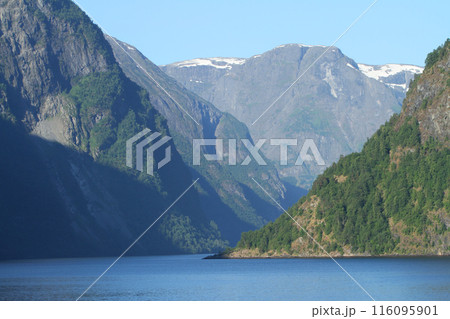 ネーロイフィヨルドの峡谷を船で渡る ネーロイフィヨルドの峡谷を船で渡る 116095901