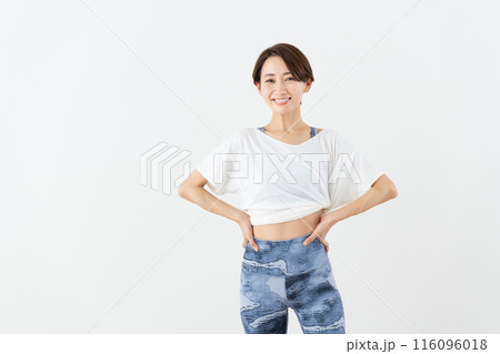 ヨガをするミドルの女性 ヨガをするミドルの女性 116096018