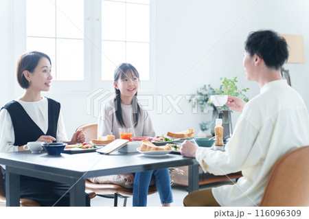 リビングで朝食を食べる親子 116096309