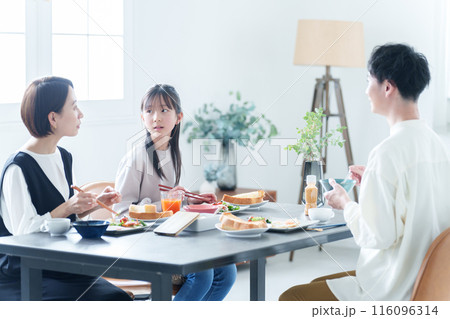 リビングで朝食を食べる親子 116096314