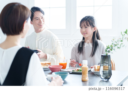リビングで朝食を食べる親子 116096317