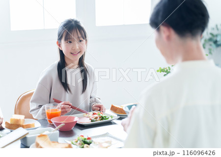 朝食を食べる女の子とお父さん 116096426