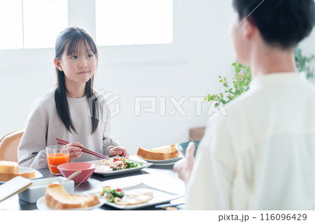 朝食を食べる女の子とお父さん 116096429