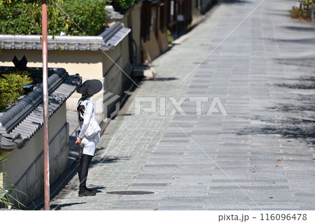 寧々の道でお客を待つ俥夫 116096478