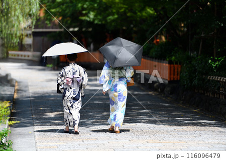 夏の祇園白川を旅する女性 116096479