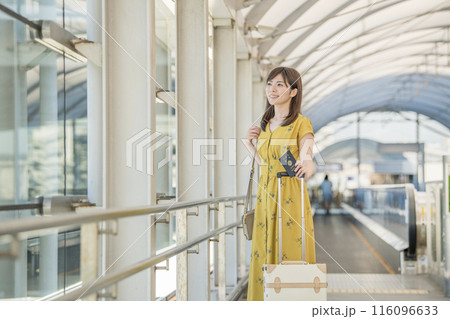 駅 空港 通路 女性 駅 空港 通路 女性 116096633