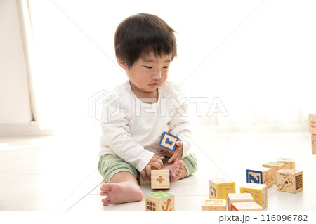 乳幼児　遊び　積み木 116096782