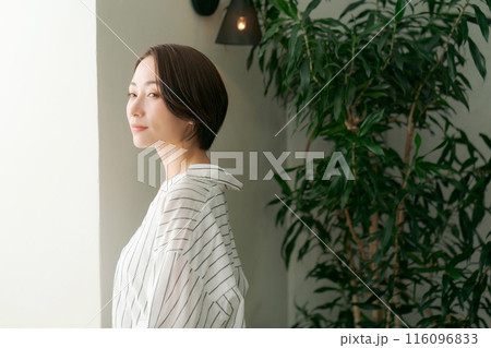 窓のそばに立つシャツの女性 窓のそばに立つシャツの女性 116096833