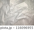 白いシワのある紙のテクスチャ背景 116096955