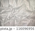 白いシワのある紙のテクスチャ背景 116096956