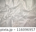 白いシワのある紙のテクスチャ背景 116096957