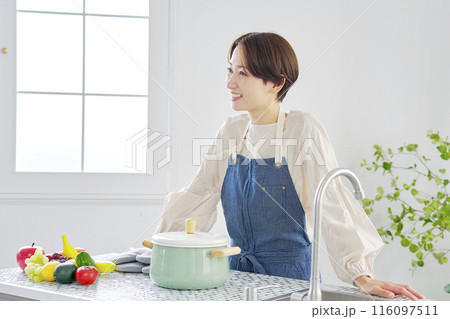 キッチンに立つ女性のポートレート キッチンに立つ女性のポートレート 116097511