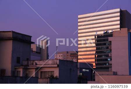 サンパウロ市の夕陽に照らされるビル サンパウロ市の夕陽に照らされるビル 116097539
