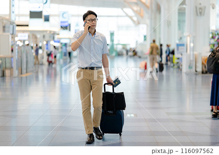ターミナルを歩くビジネスマン ターミナルを歩くビジネスマン 116097562