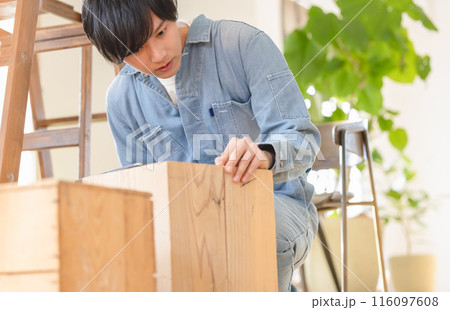 内装工事をする男性 内装工事をする男性 116097608