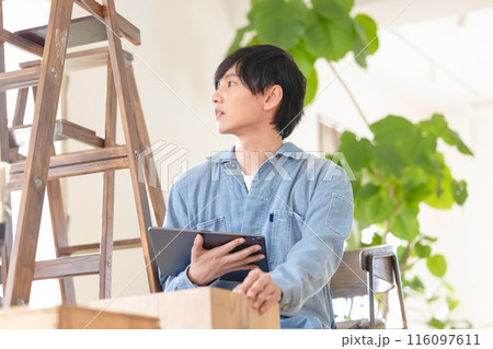 内装工事をする男性 116097611