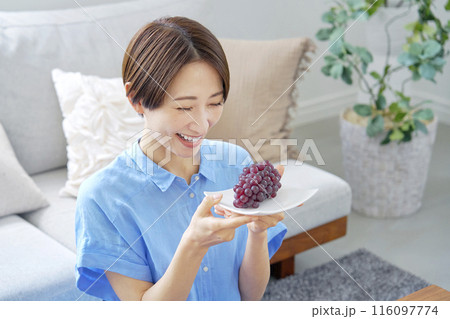 自宅でぶどうを食べる女性 自宅でぶどうを食べる女性 116097774
