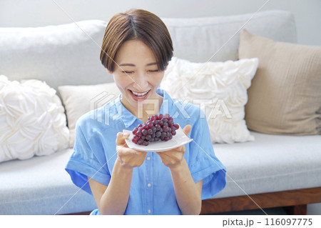 自宅でぶどうを食べる女性 116097775