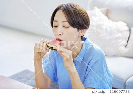 自宅でスイカを食べる女性 自宅でスイカを食べる女性 116097788