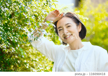 日差しの中のミドル女性のビューティー 116098418