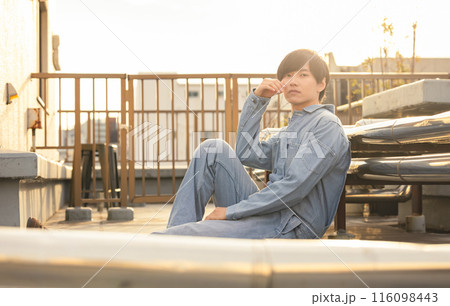 作業着の若い男性 116098443