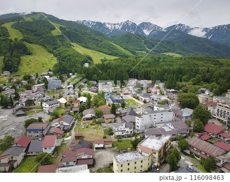 梅雨の雨間の白馬三山と八方尾根　長野県白馬村（ドローンによる空撮） 116098463