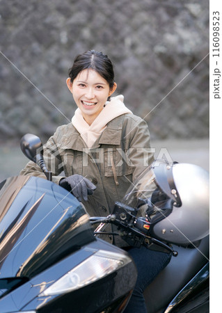 バイクに乗る女性 116098523