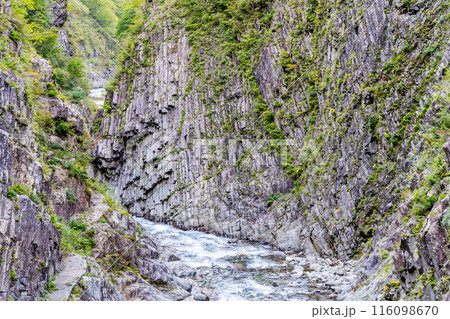 清津峡渓谷 柱状節理の見事な峡谷美 巨大な岩壁 大地の芸術 清津峡渓谷 柱状節理の見事な峡谷美 巨大な岩壁 大地の芸術 116098670