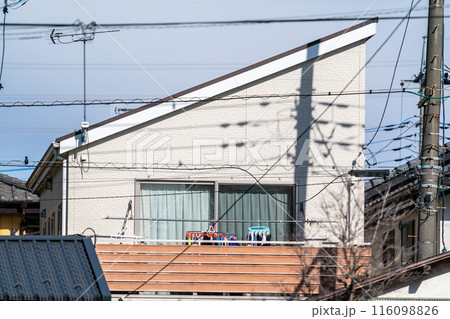 片流れ屋根の二階建て一戸建て住宅 片流れ屋根の二階建て一戸建て住宅 116098826