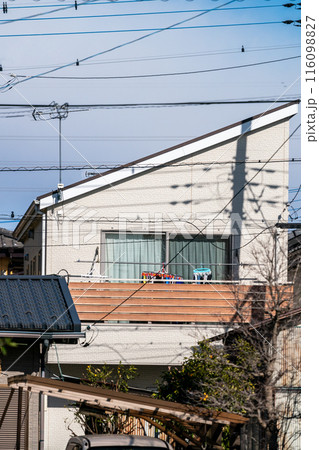 片流れ屋根の二階建て一戸建て住宅 片流れ屋根の二階建て一戸建て住宅 116098827