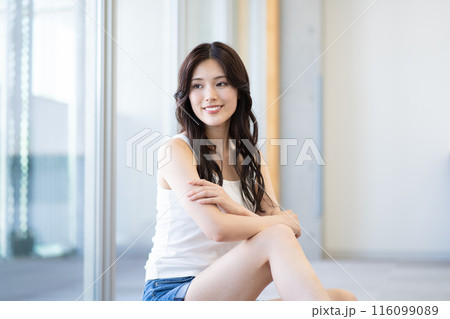 黒髪ロングヘアの若い女性(スキンケア、ビューティー、ノースリーブ、ショートパンツ) 黒髪ロングヘアの若い女性(スキンケア、ビューティー、ノースリーブ、ショートパンツ) 116099089