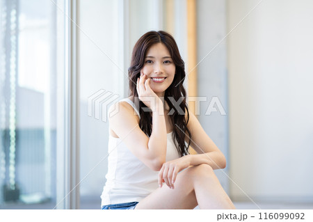 黒髪ロングヘアの若い女性(スキンケア、ビューティー、ノースリーブ、ショートパンツ) 黒髪ロングヘアの若い女性(スキンケア、ビューティー、ノースリーブ、ショートパンツ) 116099092
