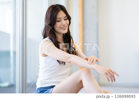 黒髪ロングヘアの若い女性（スキンケア、ビューティー、ノースリーブ、ショートパンツ） 116099093