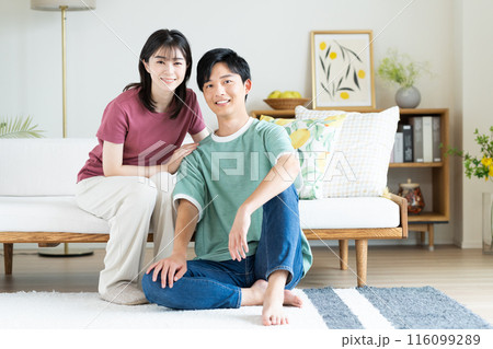 新居の若いカップル 新居の若いカップル 116099289