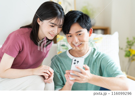 新居の若いカップル 116099296