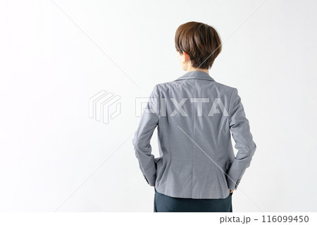ジャケットを着た女性の後姿 ジャケットを着た女性の後姿 116099450