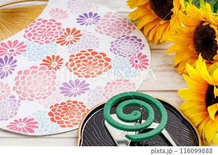 夏の風物詩｜向日葵、団扇、蚊取り線香 116099888