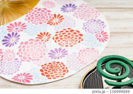 花柄の団扇と蚊取り線香 116099889