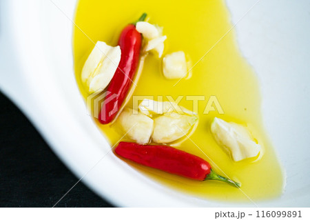 料理の基本　唐辛子とニンニク　オリーブオイルに香りを移すところ　加熱前 116099891